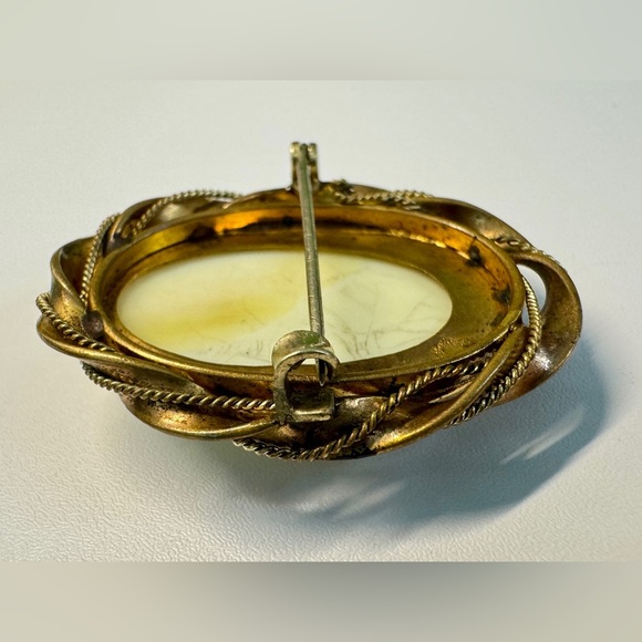 Antique Victorian Cameo Brooch - Picture 6 of 6